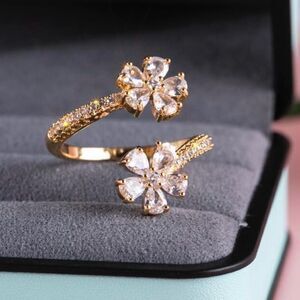 Elegant Gold Floral Ring